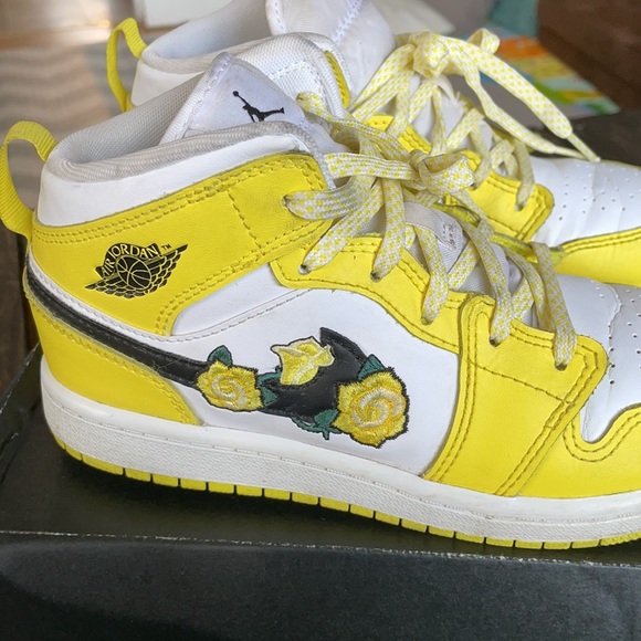 💢SOLD💢AIR JORDAN 1 MID GS
"Dynamic Yellow" youth 2 - Picture 3 of 9